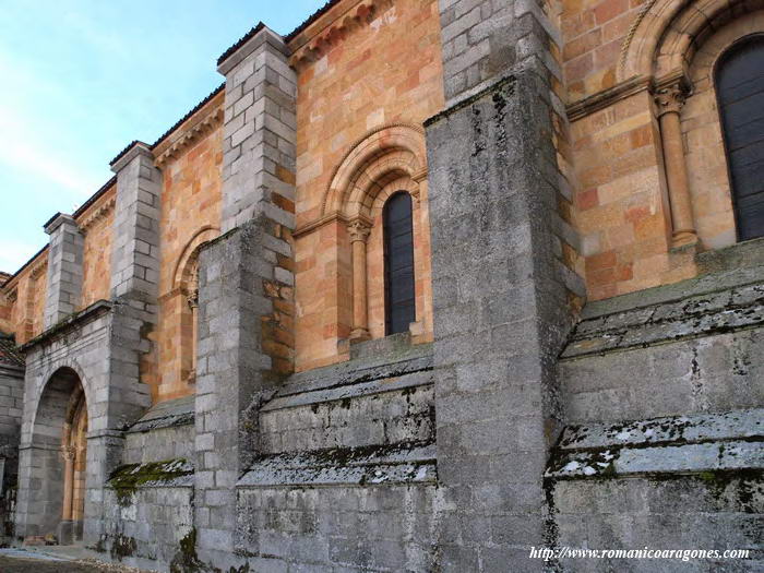 FACHADA NORTE DEL TEMPLO CON ESTRUCTURA AÑADIDA DE REFUERZO